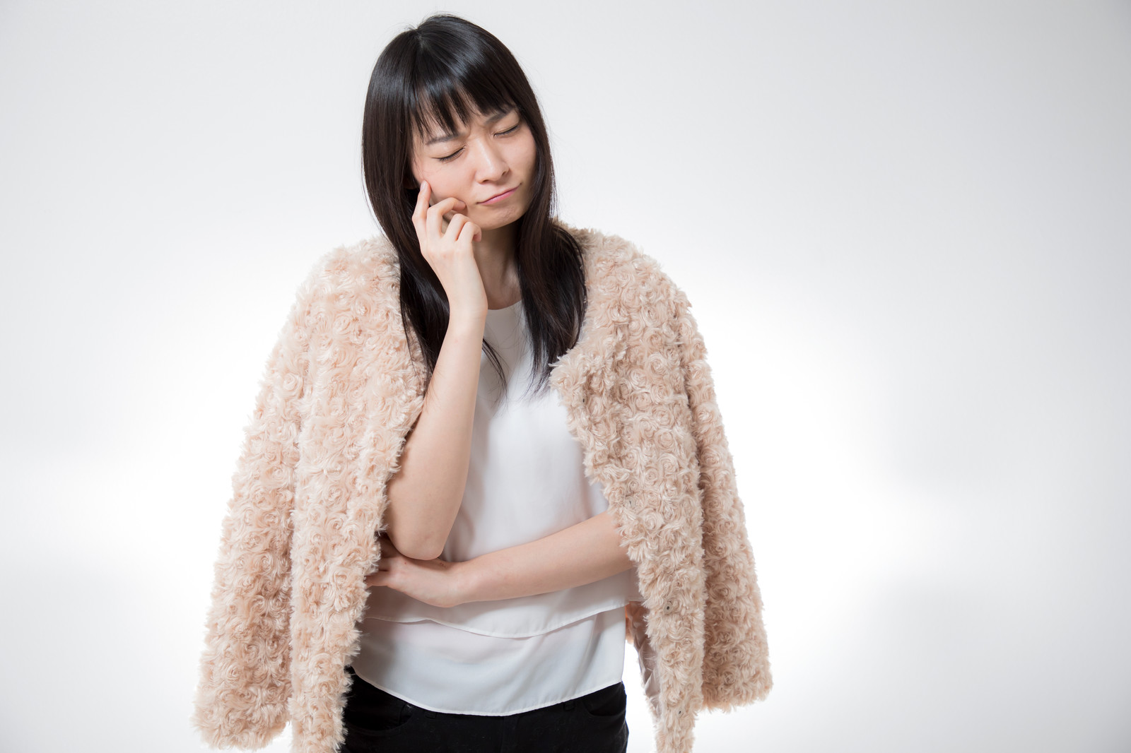 考え込む様子の女性